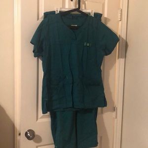 Green wonder wink scrubs set size L -used